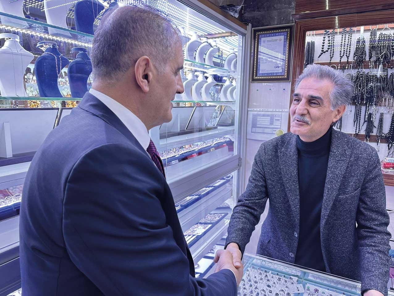 Taşhan'a uğrayan Zekai Kaya'yı esnaf bağrına bastı