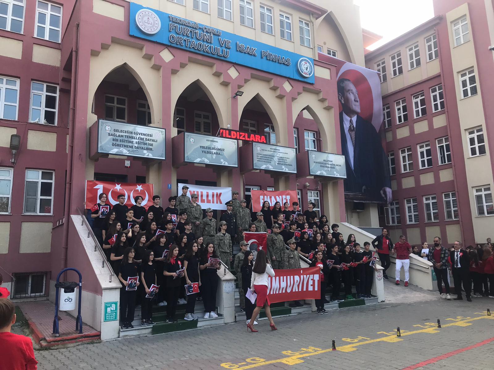 Çorlu Furtuni ve İsak Pinhas ortaokulunda coşkulu Cumhuriyet kutlaması