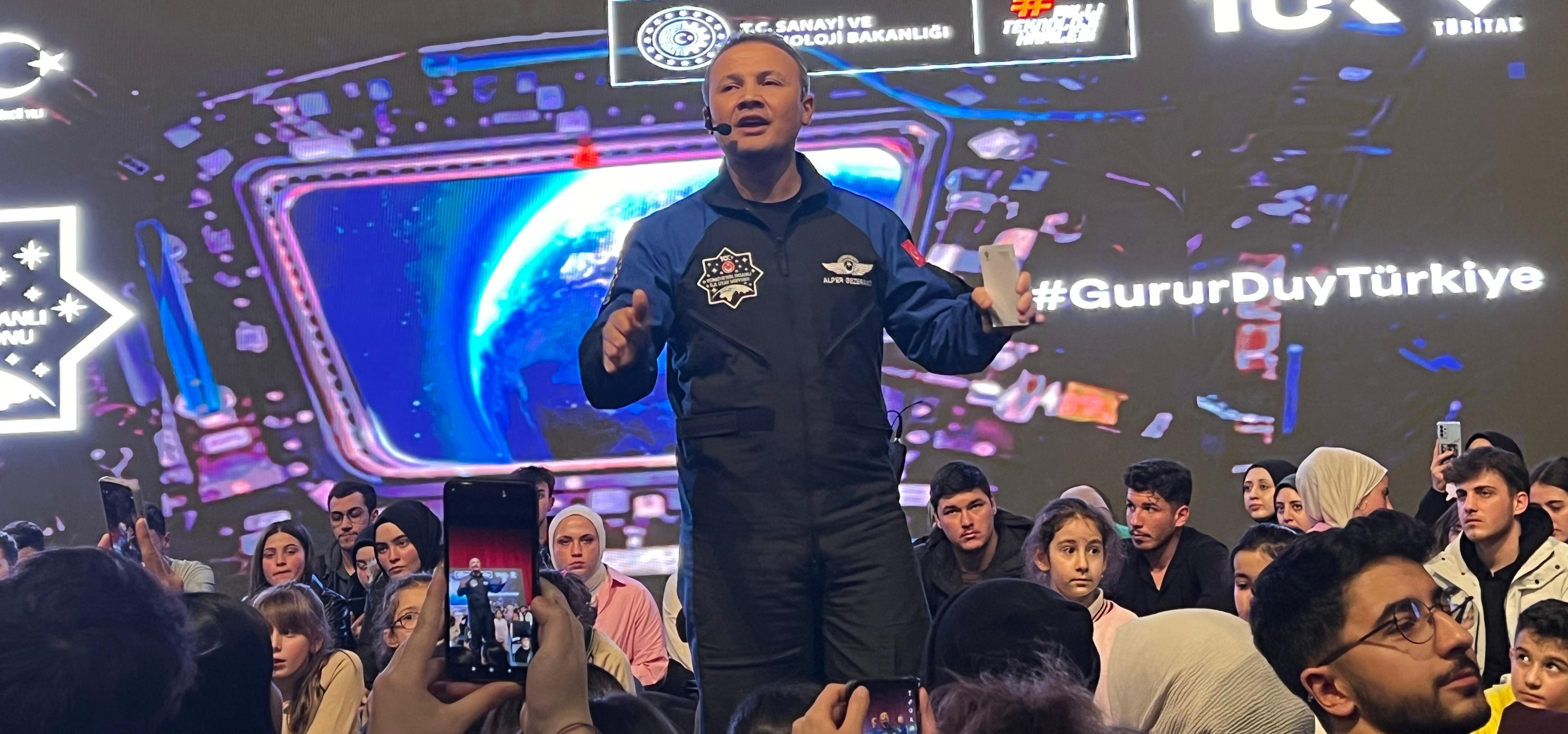 Alper Gezeravcı Atatürk Üniversitesinde Gençlerle buluştu