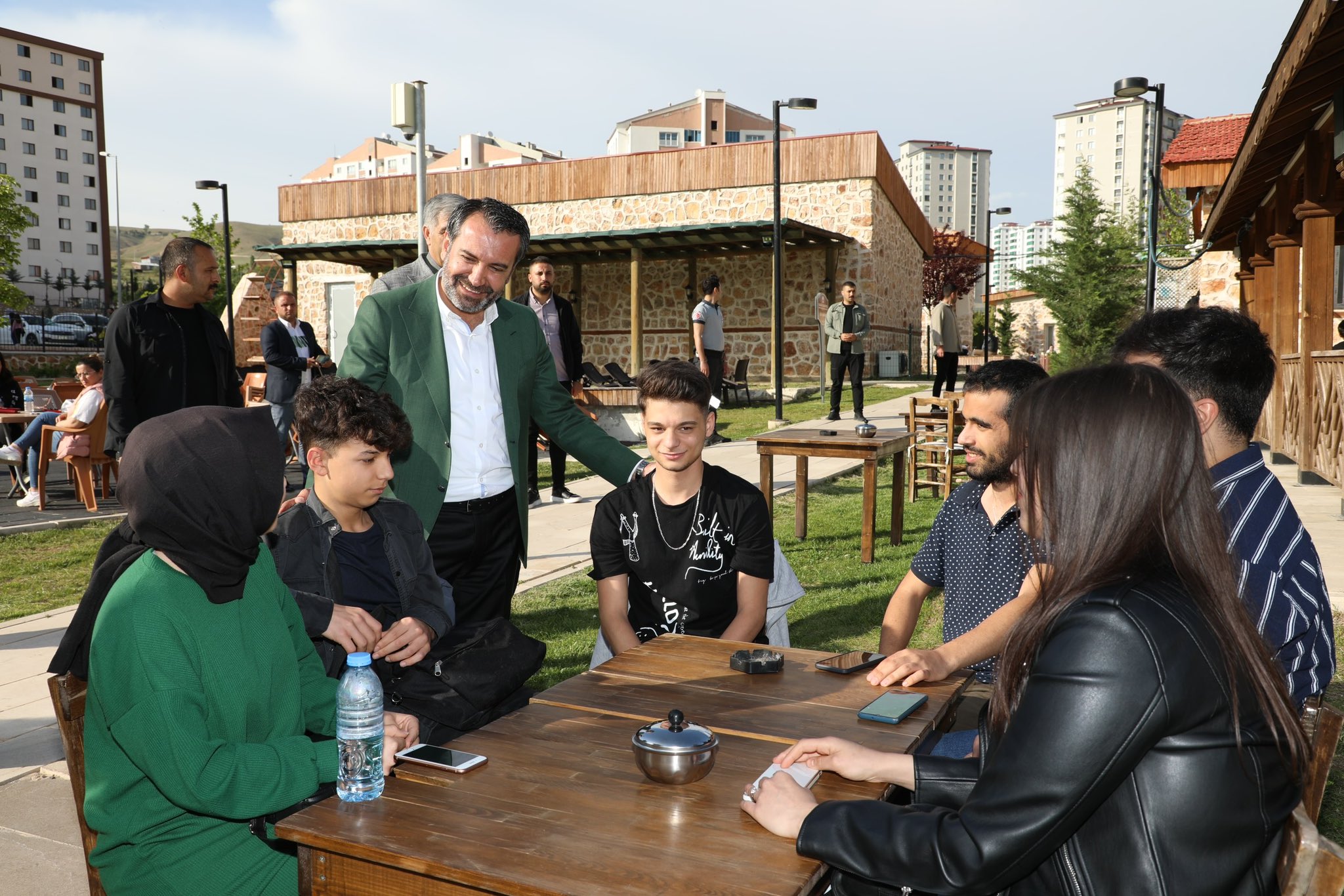 BAŞKAN ŞERİFOĞULLARI, KENT-KÖY YAŞAM ALANI VE KÜLTÜR PARK’TA VATANDAŞLARLA BULUŞTU