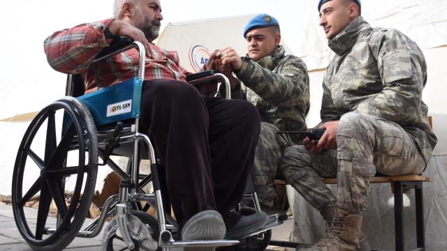 Mehmetçikten engelli depremzedeye tekerlekli sandalye