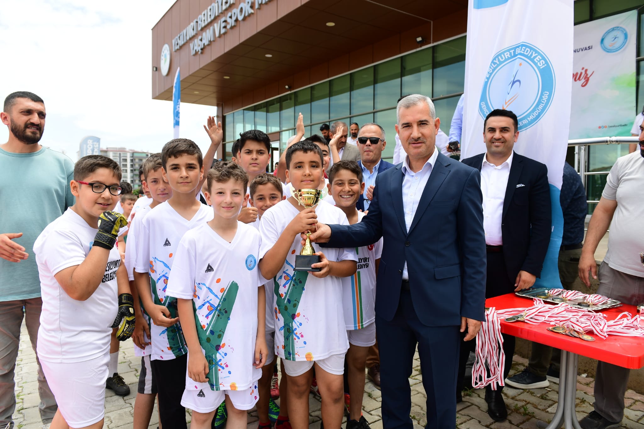 “Çocuklarımızı Umutlu ve Güzel Yarınlara Hazırlamak Asli Görevimiz”