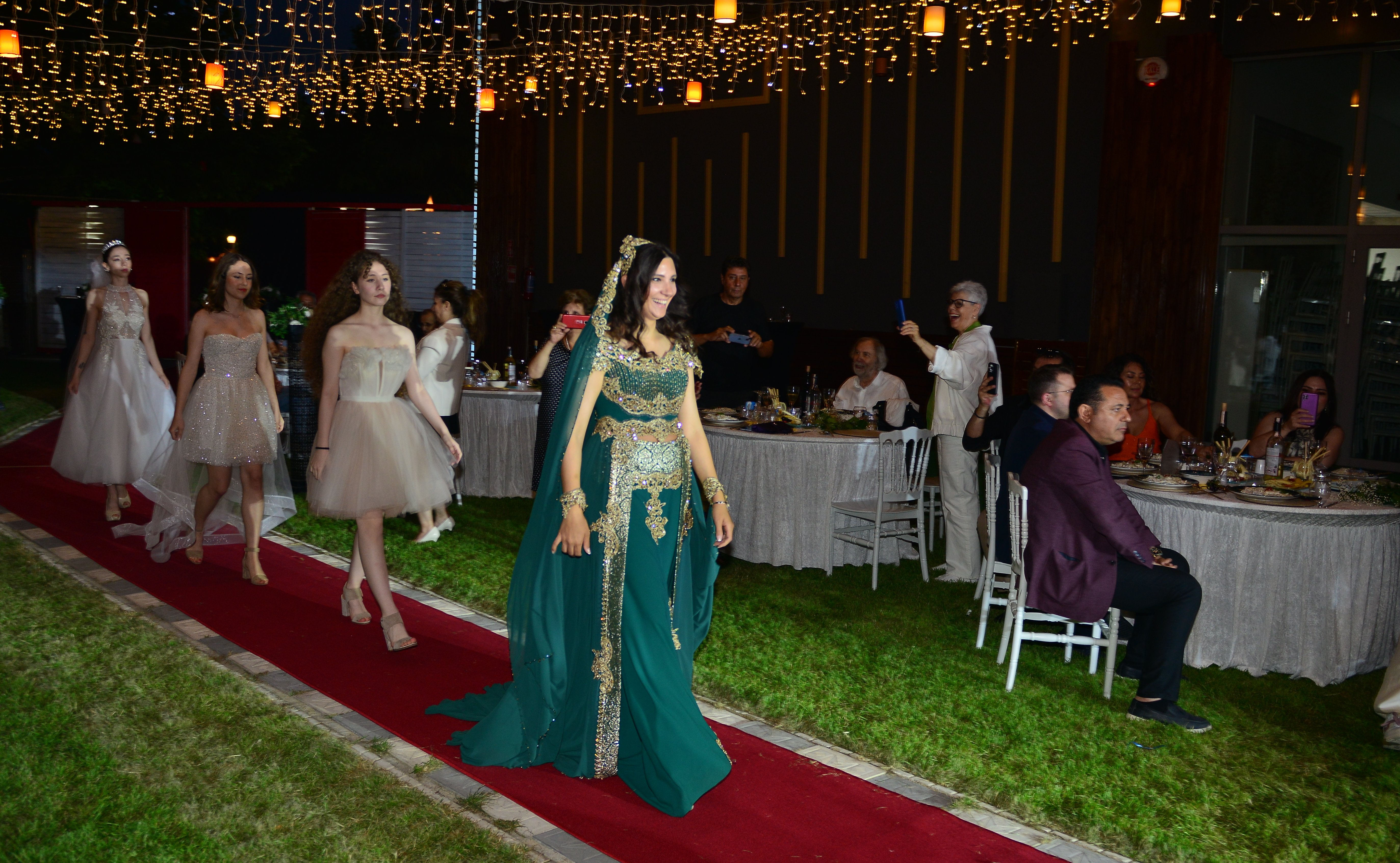 10. yıla renkli defile