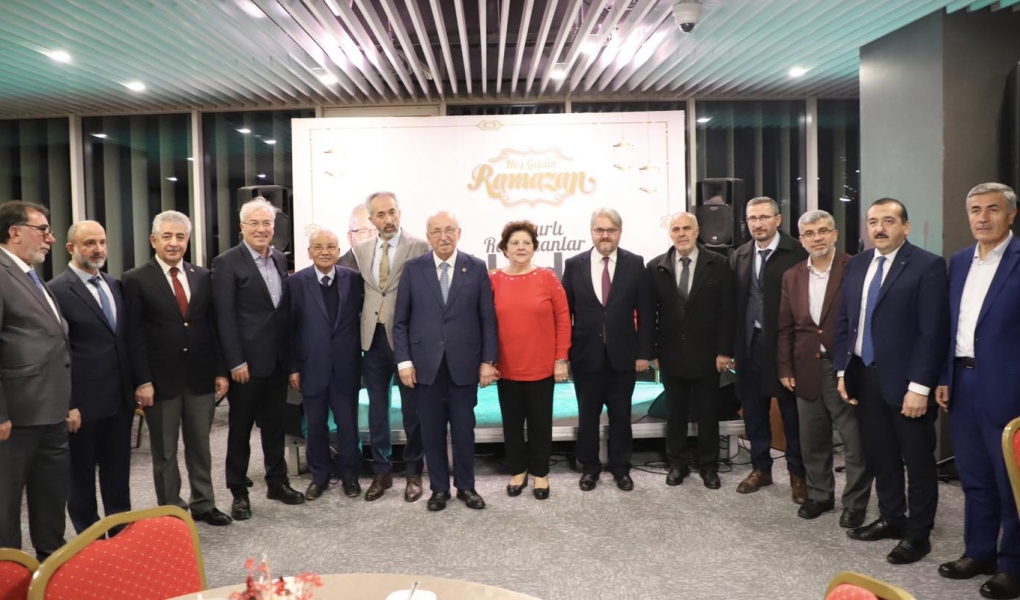 Akademisyen ve din görevlileriyle iftar sofrasında buluştu.