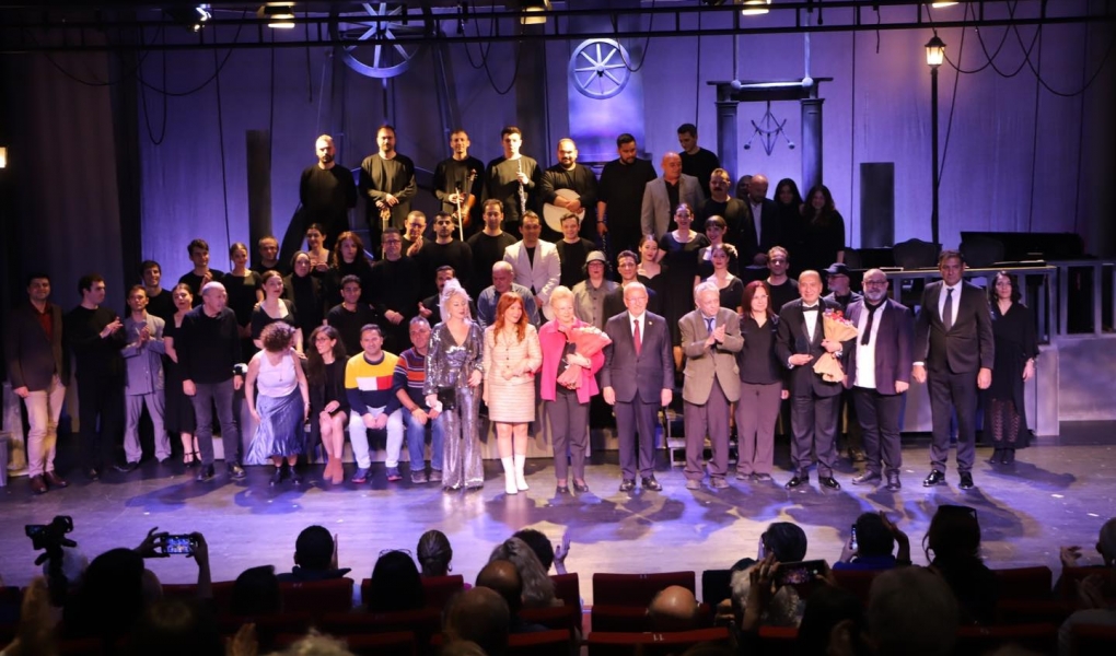 Gözlerimi Kaparım Vazifemi Yaparım’ adlı ilk tiyatro oyunu ile perdelerini açtı.