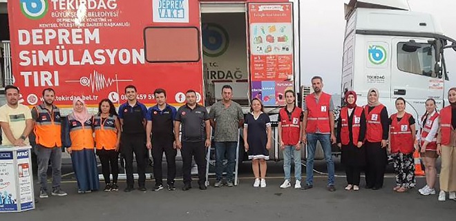 17 AĞUSTOS DEPREMİNİN YILDÖNÜMÜNDE SİMÜLASYON TIRI İLE UYGULAMALI DEPREM TATBİKATI