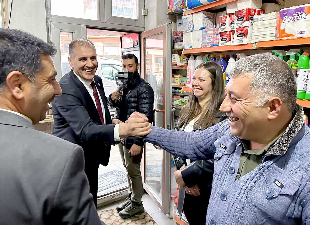 Zekai Kaya, gülmeyi unutan insanlara umut saçmayı sürdürüyor.