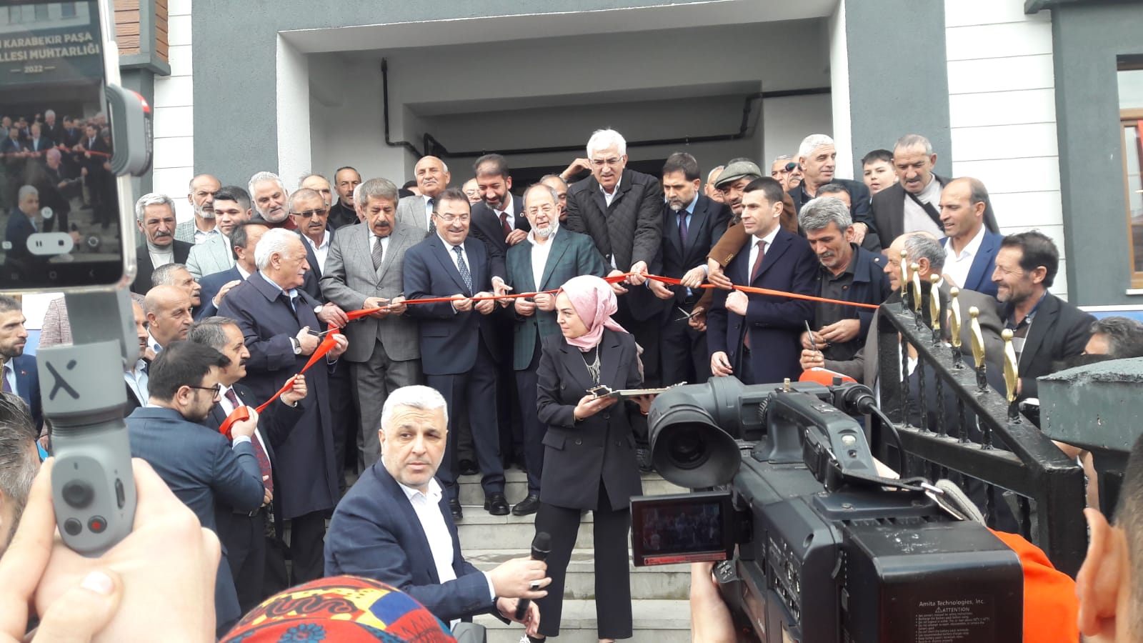 Muhtarlık binasını hizmete açtı.