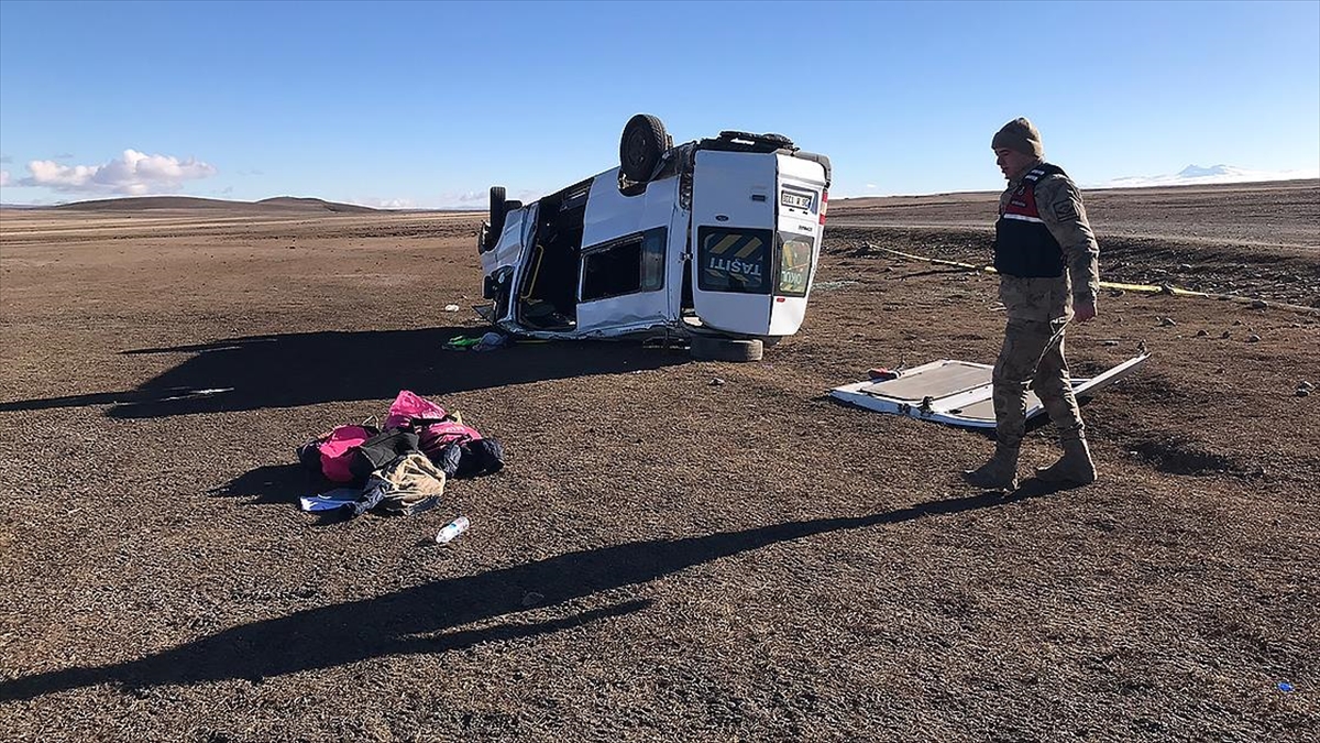 Kars'ta öğrenci servisinin devrilmesi sonucu 1 öğrenci öldü, 14 öğrenci yaralandı