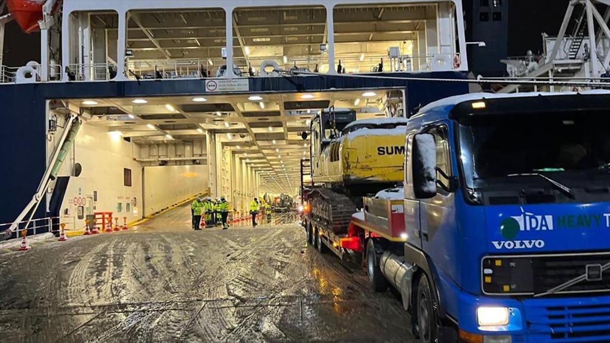 'Pergamon Seaways' gemisinin taşıdığı 245 parça ağır iş makinesi ve yaşam malzemeleri deprem bölgelerine sevk edildi