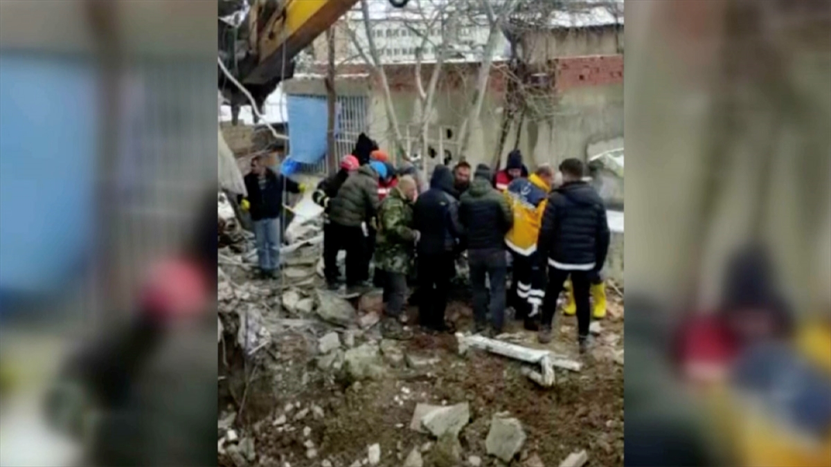 Adıyaman'da enkaz altında kalan baba ve oğlu 54 saat sonra kurtarıldı