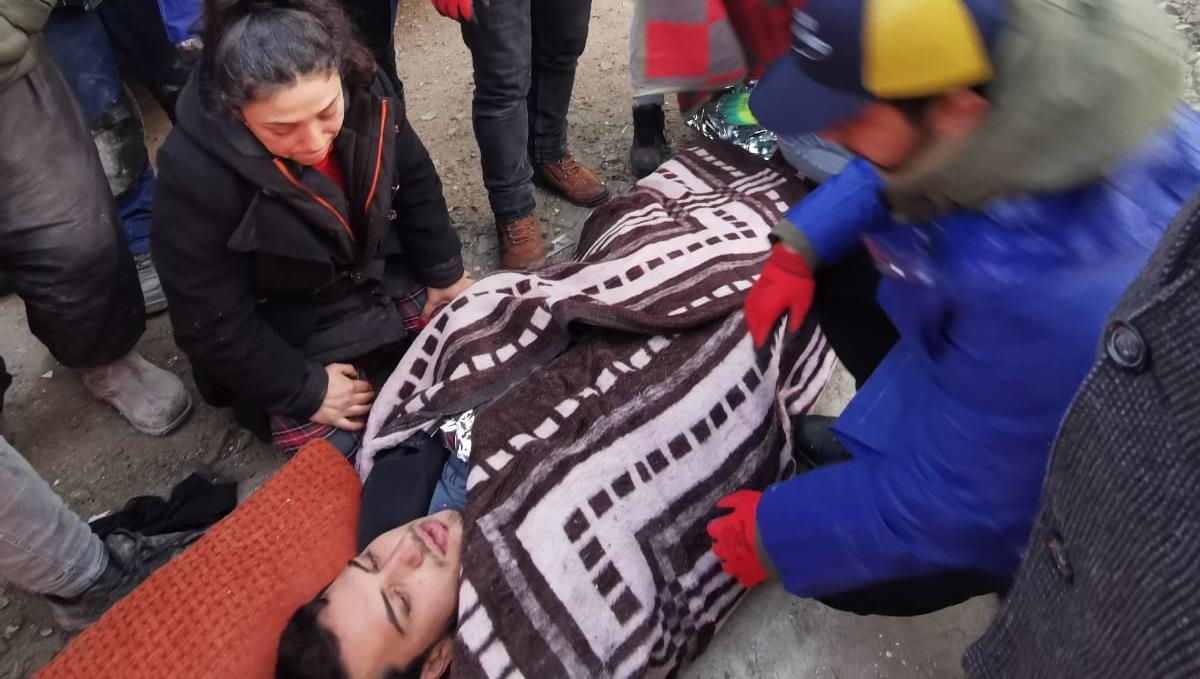 Hatay'da 20 yaşındaki genç depremden 48 saat sonra enkazdan kurtarıldı