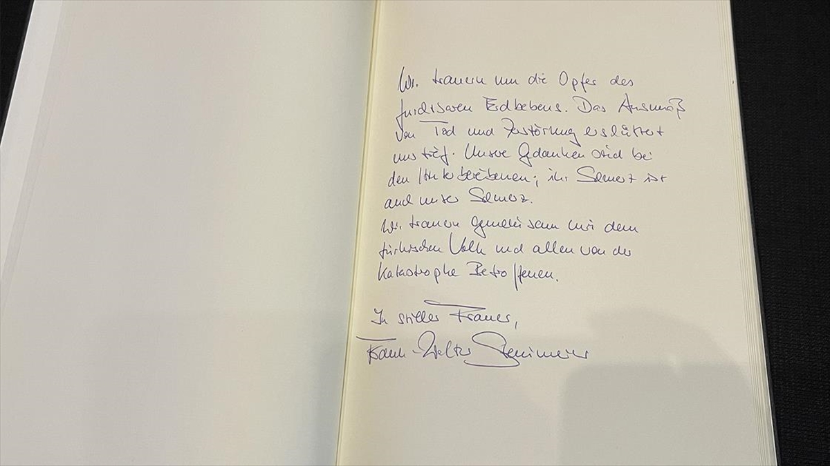 Almanya Cumhurbaşkanı Steinmeier Berlin Büyükelçiliğindeki taziye defterini imzaladı