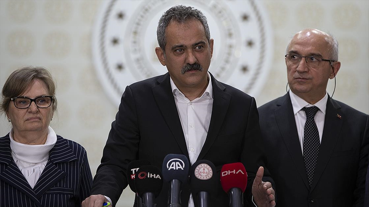 Milli Eğitim Bakanı Özer: Depremden etkilenen 10 ilimizde eğitim öğretime 1 Mart'a kadar ara veriyoruz