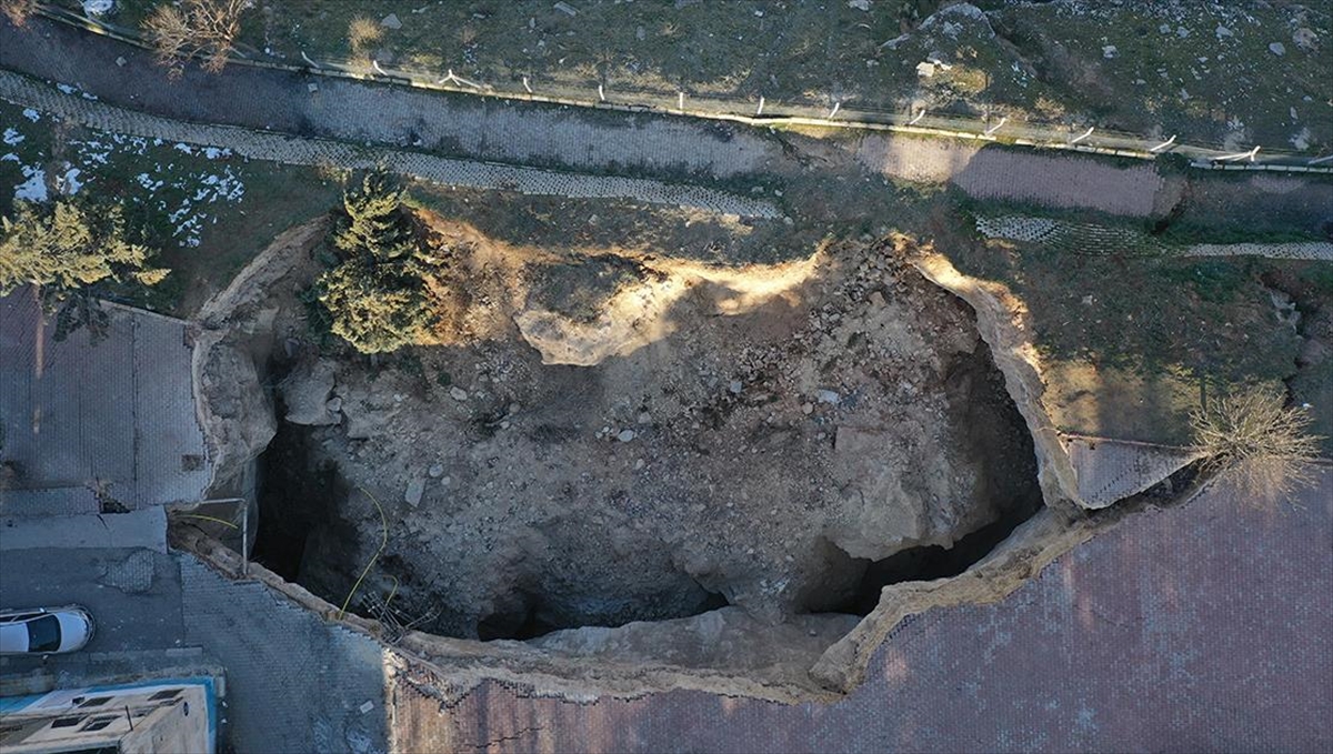 Gaziantep'te depremin etkisiyle dev çukur oluştu