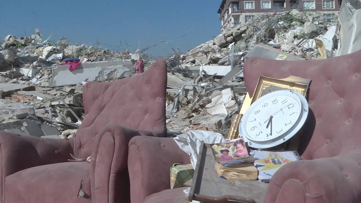 Hatay'da enkazdan geriye deprem anında duran duvar saati kaldı