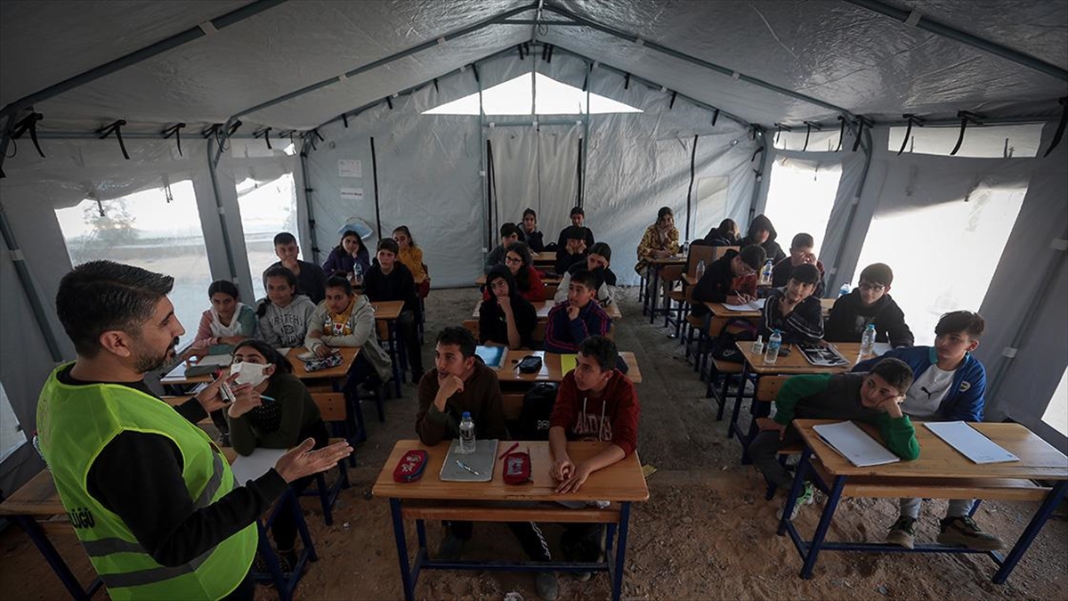 Hatay'da gönüllü öğretmenler sınavlara hazırlanan öğrenciler için seferber oldu