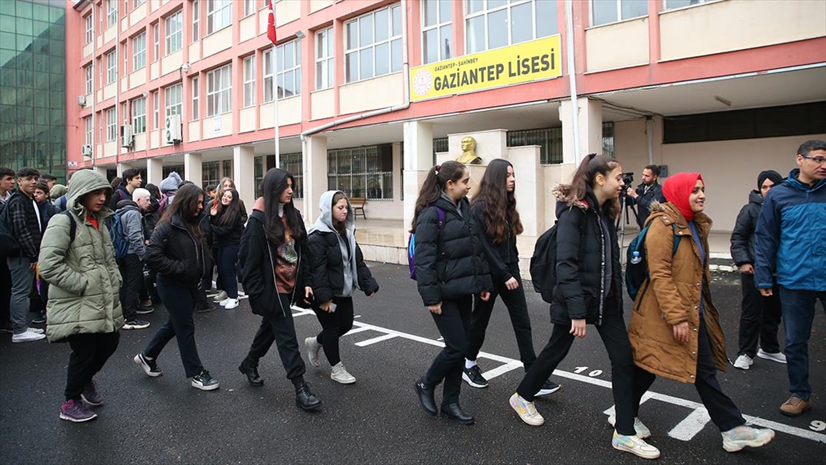 Depremden etkilenen Gaziantep'te eğitim öğretim yeniden başladı