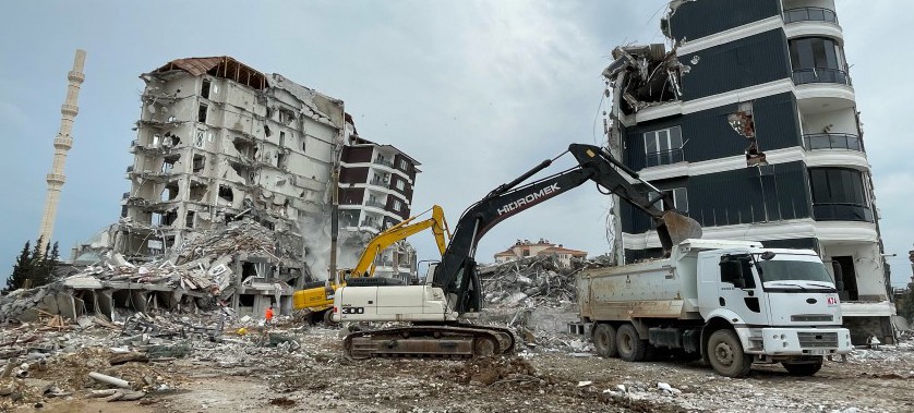 Adıyaman'da enkaz kaldırma ve hasarlı binaların yıkım çalışmaları sürüyor