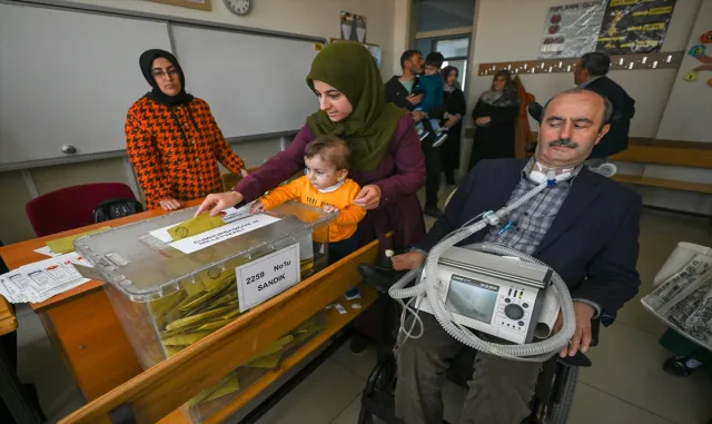 ALS hastası mühendis, solunum cihazıyla oy kullanmaya geldi