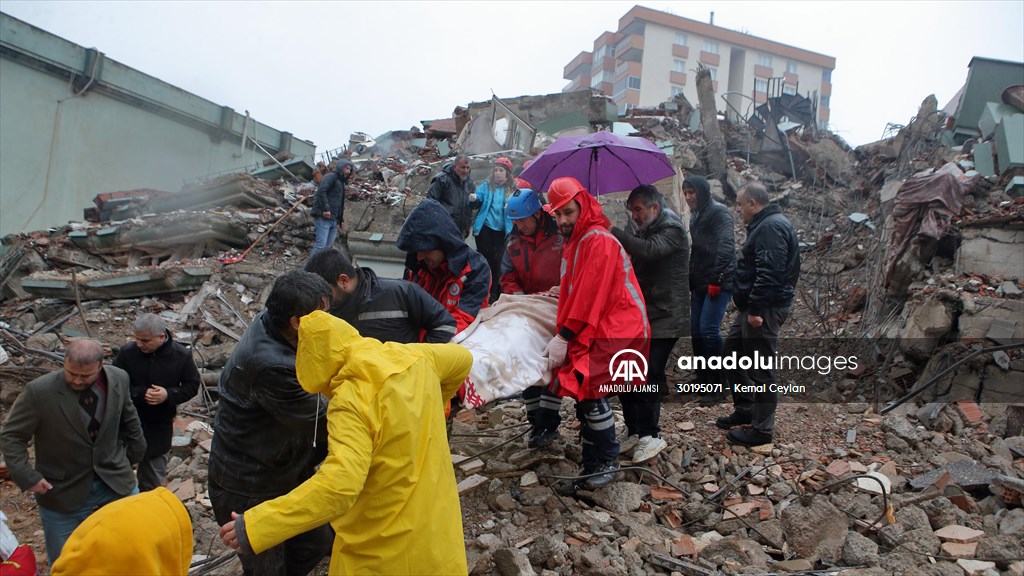 Kahramanmaraş'ta bir apartmanın enkazından anne ve kızı kurtarıldı