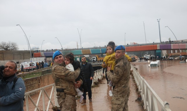 Mehmetçik, Şanlıurfa'da selde mahsur kalanların kurtarılması için köprü kurdu