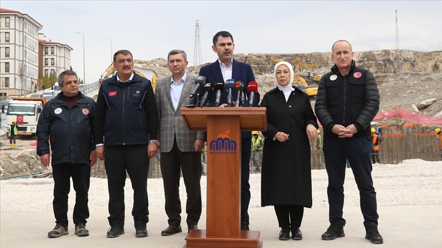 Bakan Kurum: Sözleşmesini imzaladığımız 32 bin konuttan 20 bininin temellerini 11 ilimizde eş zamanlı atacağız