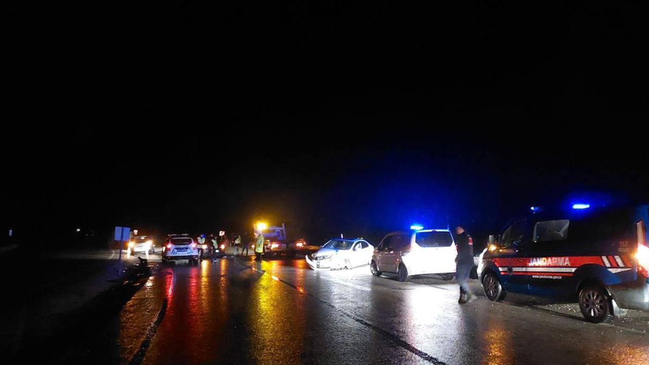 Çorum'da iki otomobil çarpıştı, 6 kişi yaralandı