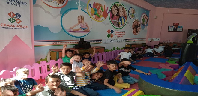 Deprem korkusundan uzaklaştırmak için eğitimler veriyoruz.