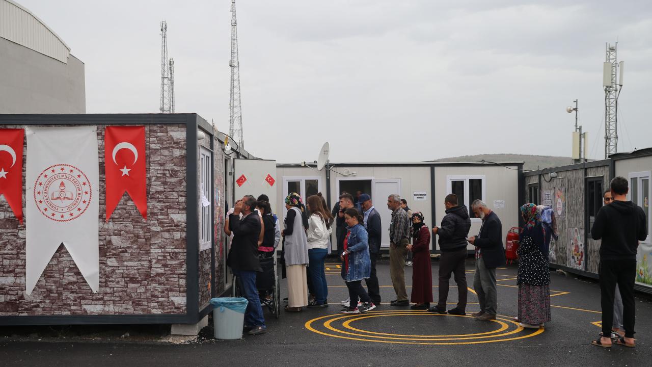 Deprem bölgesinde vatandaşlar sandık başına gitti