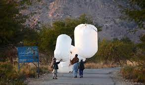 Tarladan eve poşetle doğal gaz taşıyorlar