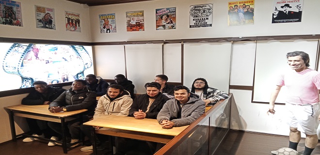 DÜNYANIN DÖRT BİR YANINDAN GELEN  ÖĞRENCİLER SANAT MERKEZİ’Nİ GEZDİLER