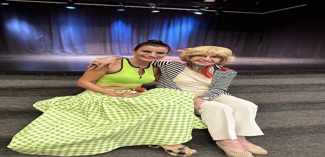 ECE VAHAPOĞLU TİYATRO SAHNESİNDE MUTLULUĞUN SIRRINI VERDİ