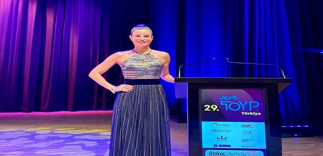 ECE VAHAPOĞLU 22 YIL ÖNCEKİ ÖDÜLÜNÜ BU KEZ SUNDU