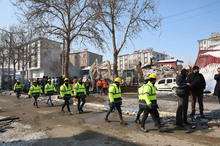 Elbistan'da arama kurtarma ve yardım seferberliği sürüyor