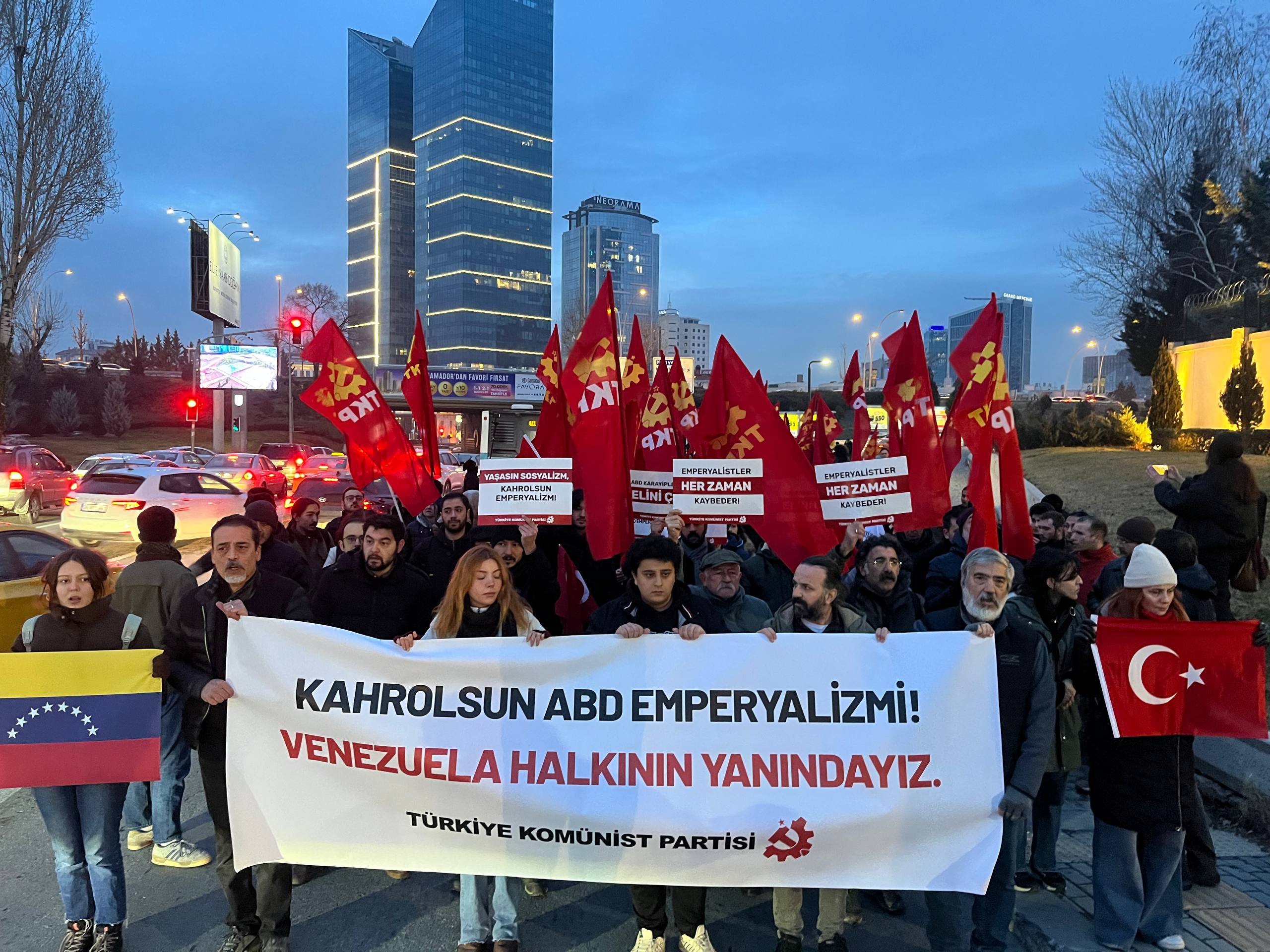 TKP'den ABD büyükelçiliği önünde Venezuela eylemi: ‘Savaş haydut çetesiyle emekçi halklar arasında’