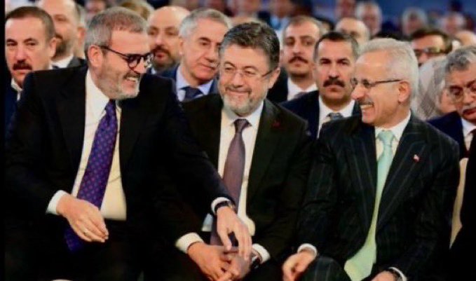 Otel yangını sonrası gülen AKP'lilerin fotoğrafına erişim engeli 