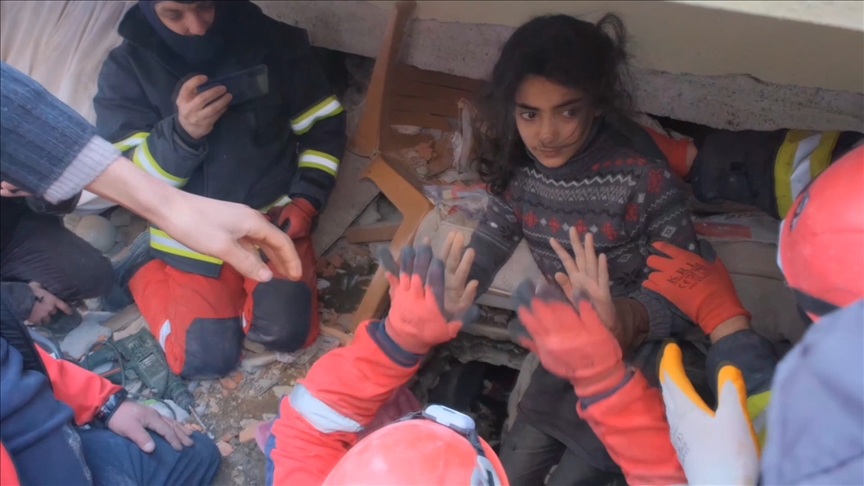 Hatay'da enkaz altında kalan kız çocuğu, 84 saat sonra kurtarıldı