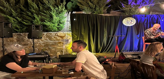 ‘’KIZILCIK ŞERBETİ’’ DİZİSİOYUNCUSU NİLAY SEVGİLİSİ İLE ELELE, GÖZGÖZE