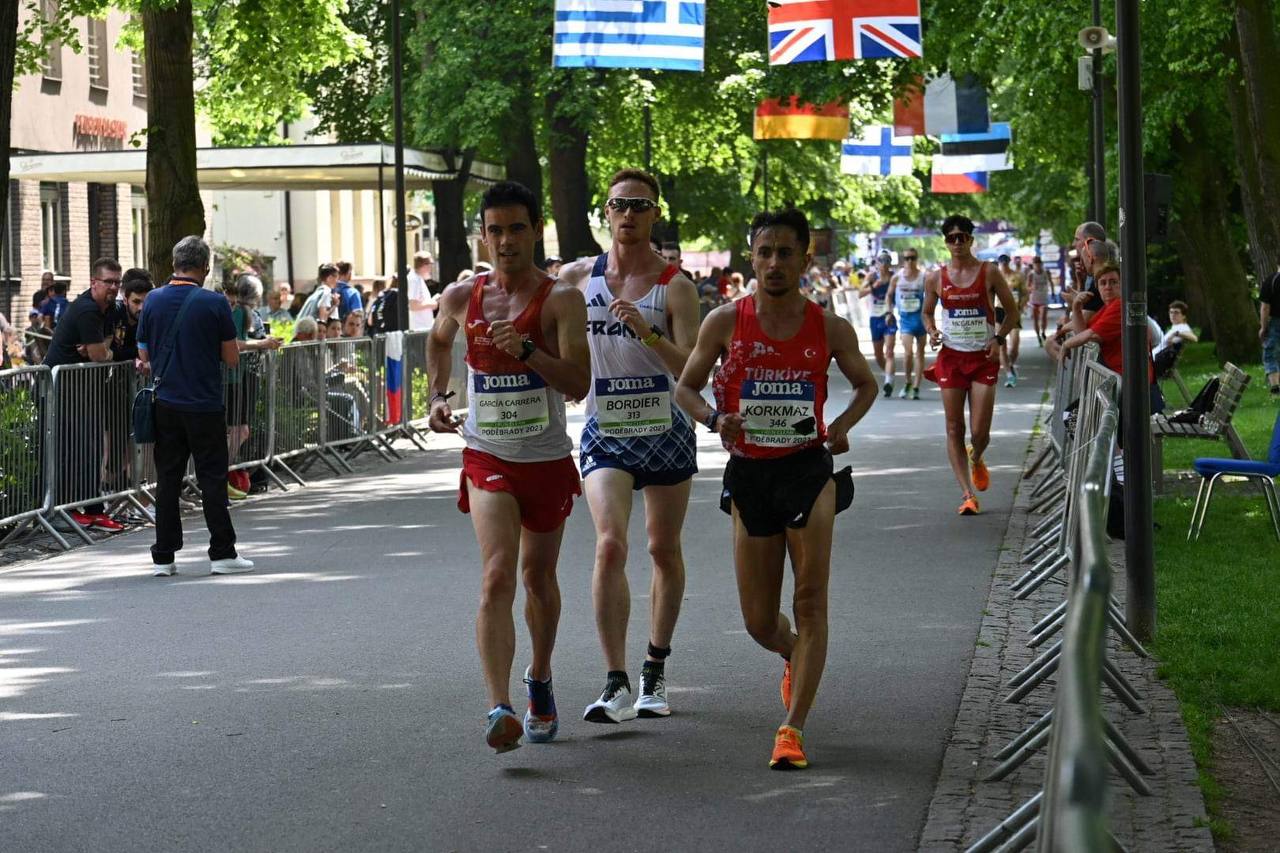 Korkmaz 20 km yarışında 1:22.33 derecesi ile ikinciliği elde etti.