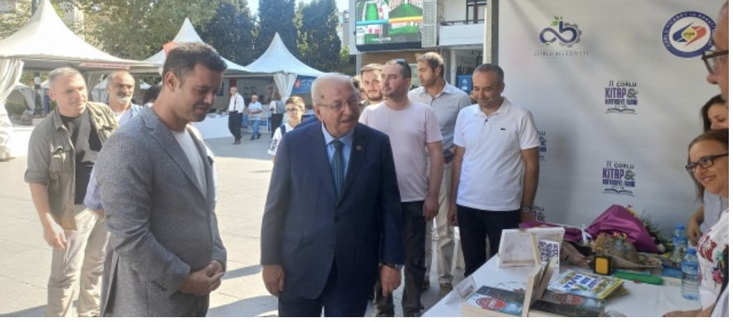 TEKİRDAĞ BÜYÜKŞEHİR BELEDİYE BAŞKANI KADİR ALBAYRAK ÇORLU KİTAP FUARINI ZİYARET ETTİ.