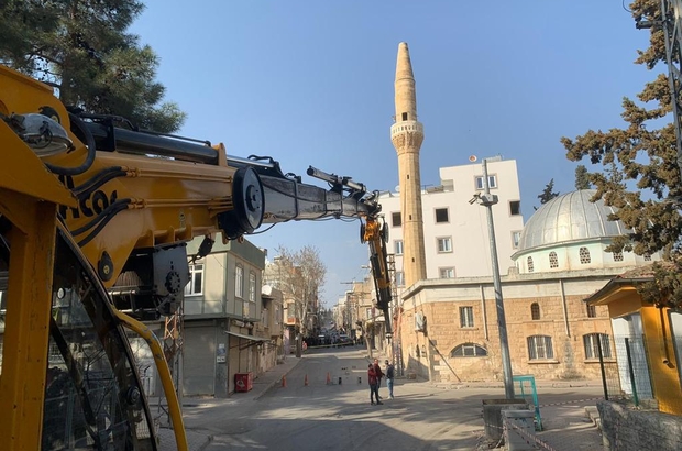 Kilis'te depremde hasar gören minare ve binalar kontrollü yıkılıyor