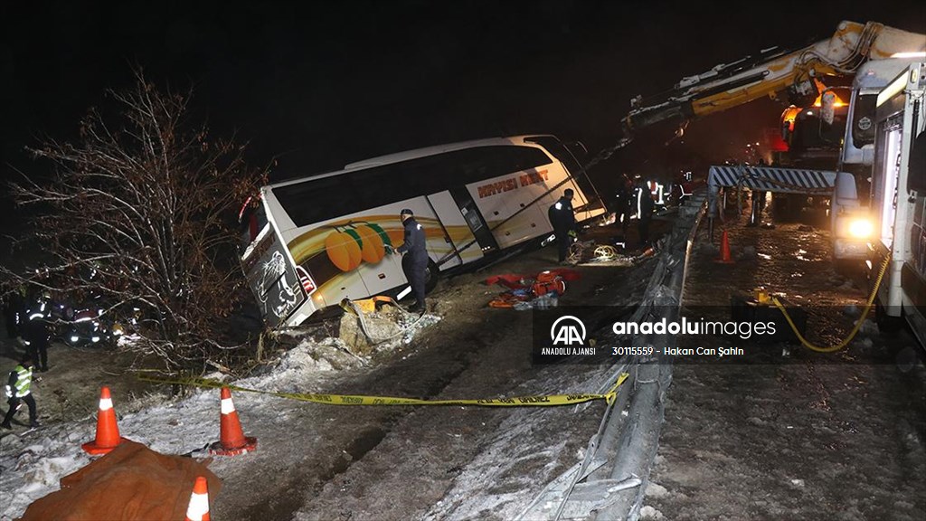 Kayseri'de yolcu otobüsünün devrilmesi sonucu 4 kişi öldü, 24 kişi yaralandı