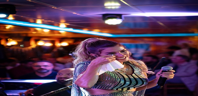 Denizci kepiyle liseli Nadide Sultan