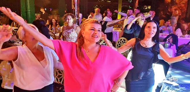 Nadide Sultan söyledi Nuray Sayarı göbek attı