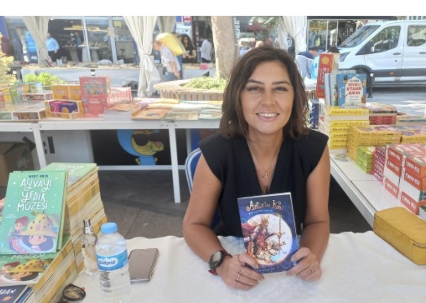 YAZAR ÖMÜR UZEL, ÇOCUK KİTAPLARI İLE ÇORLU KİTAP FUARINDA 