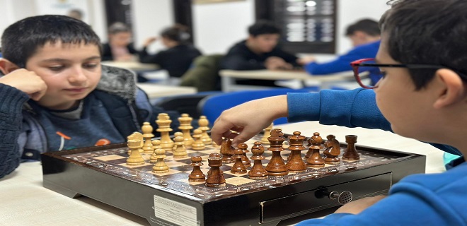 ÖĞRENCİLER SATRANÇ TURNUVASINDA AKIL TERİ DÖKTÜ