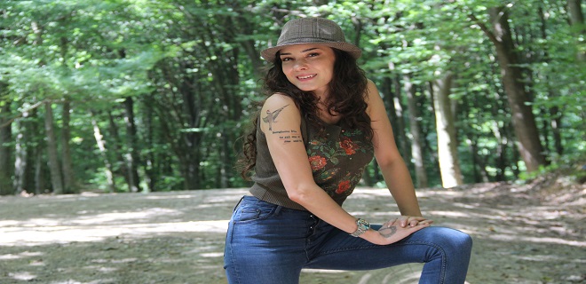 TUĞBA GÜLYEŞİL'E DÖVMELİ İLAHİCİ TEPKİSİ