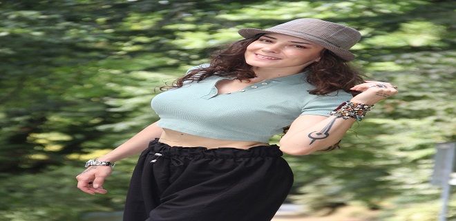 TUĞBA GÜLYEŞİL'DEN BENDİRLE CEM KARACA ŞARKILARI