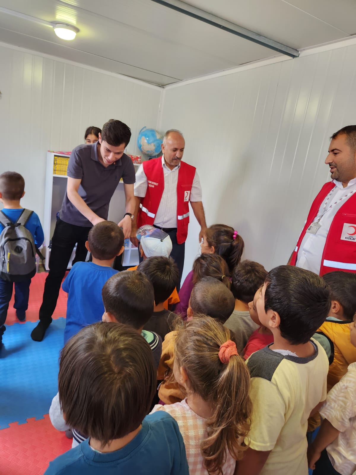 Konteyner kentteki çocuklara okul çantası seti